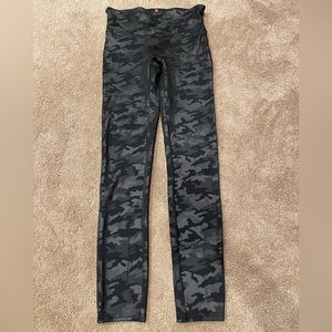 SPANX Black Faux Leather Camo Shiny Full Length Leggings Size Medium